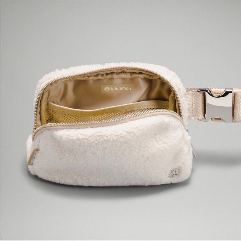 NWT Lululemon everywhere fleece belt bag Natural Ivory - Picture 2 of 7
